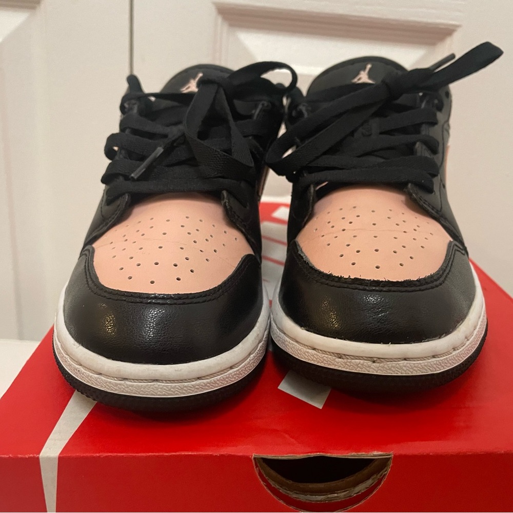 Jordan 1 Low Crimson Tint(GS)- Size 3.5Y    553560-034